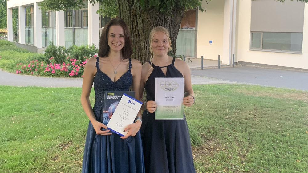 Ausgezeichnete Spitzenleistungen: Jazz Gutzeit (l., DPG-Abiturpreis Physik) und Janna Kenter (r., GDCh-Abiturpreis Chemie) freuen sich über ihre Ehrungen.
