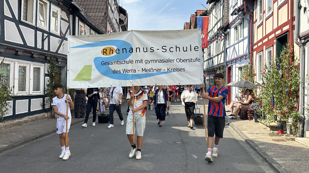 Schullandkarte der bunten Vielfalt: Gelungener Auftritt der Rhenanus-Schule beim 168. Erntedank- und Heimatfest