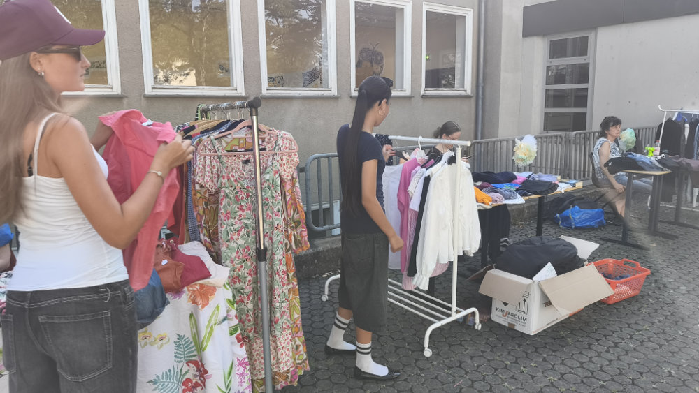 Stöbern und Sommerhitze: Der erste Nachtflohmarkt an der Rhenanus-Schule