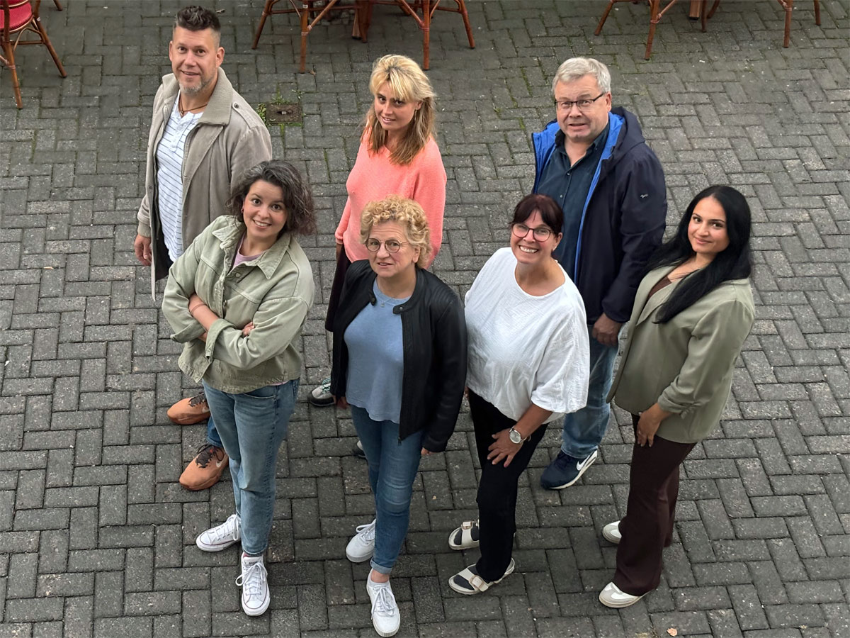 hinten: Oliver Komorowski, Isabelle Stern, Thomas Pönisch | vorn: Carina Faßhauer, Beate Gerbig, Claudia Mehmel, Silva Agirman Image